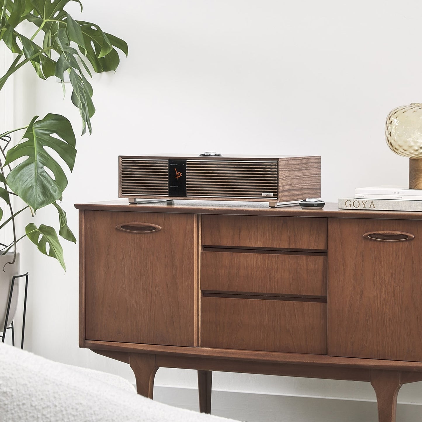 Ruark R410 All-in-One-Musiksystem Nussbaum Lifestyle auf Sideboard
