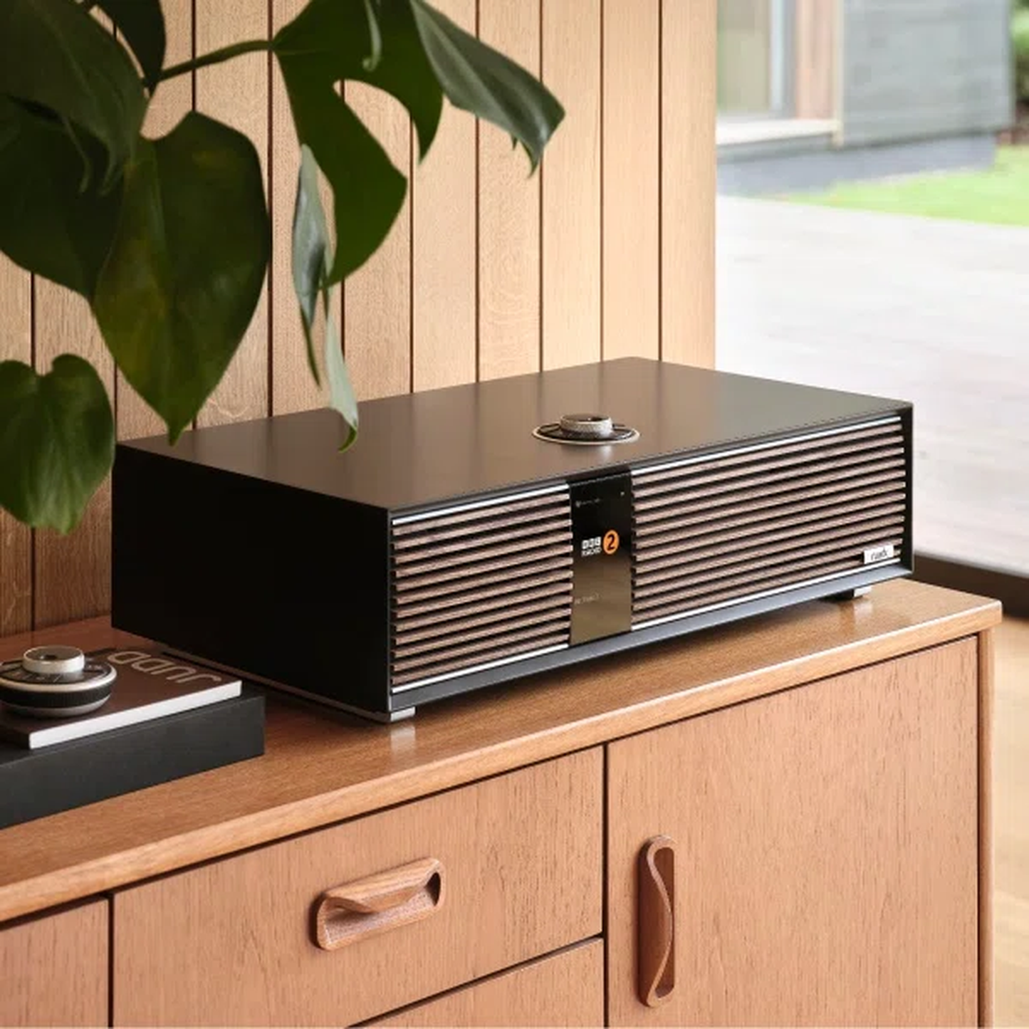 Ruark R410 All-in-One-Musiksystem Schwarz Lifestyle auf Sideboard