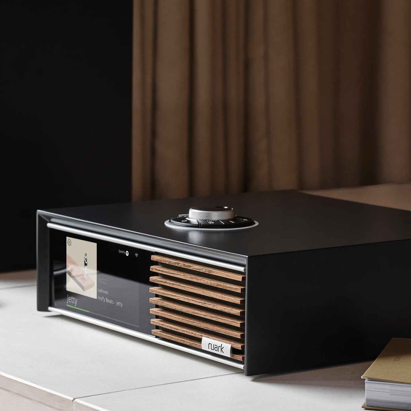 Ruark R610 Streaming-Verstärker Schwarz Lifestyle auf Sideboard