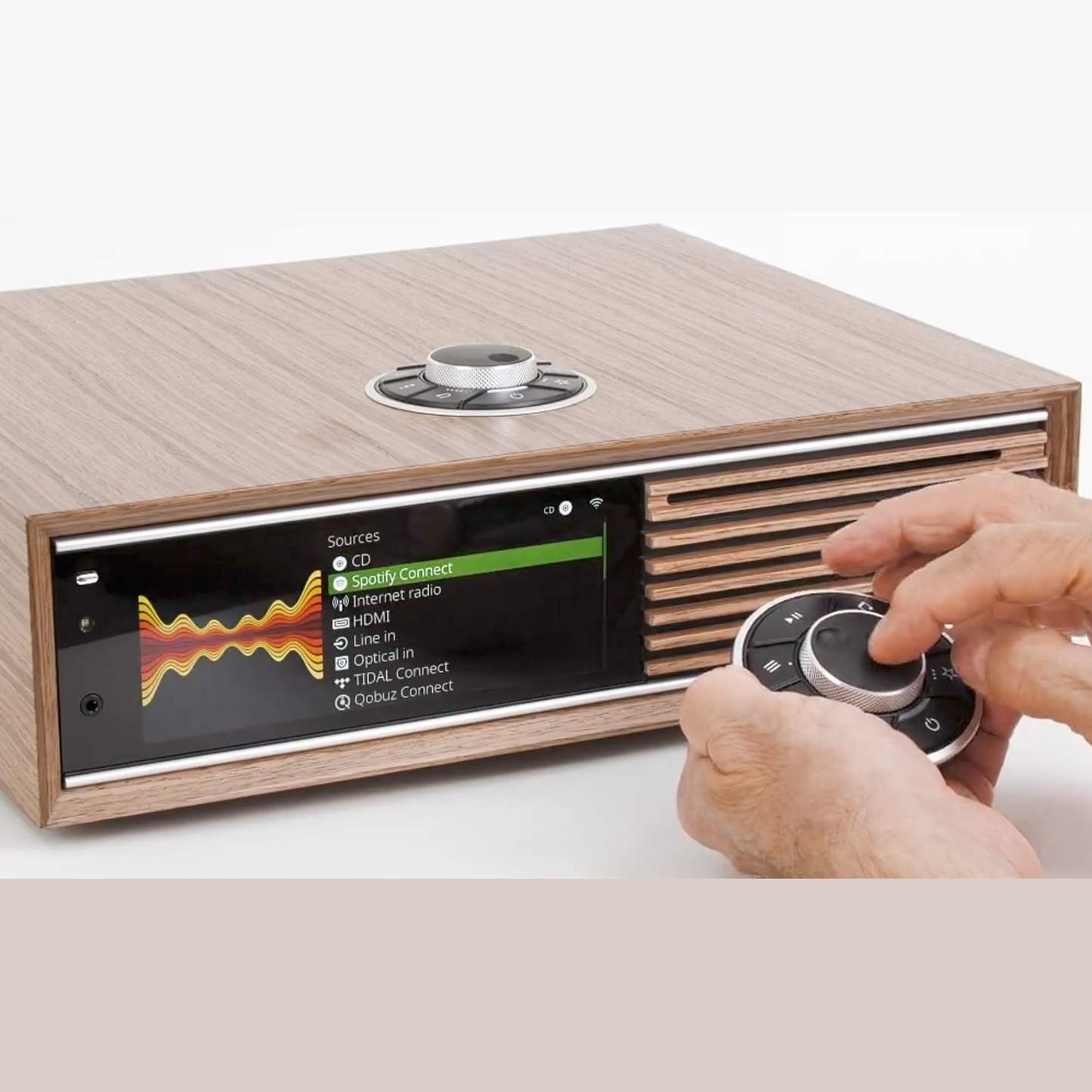 Ruark R710 CD-Streaming-Konsole Nussbaum Displayansicht mit Quellenauswahl