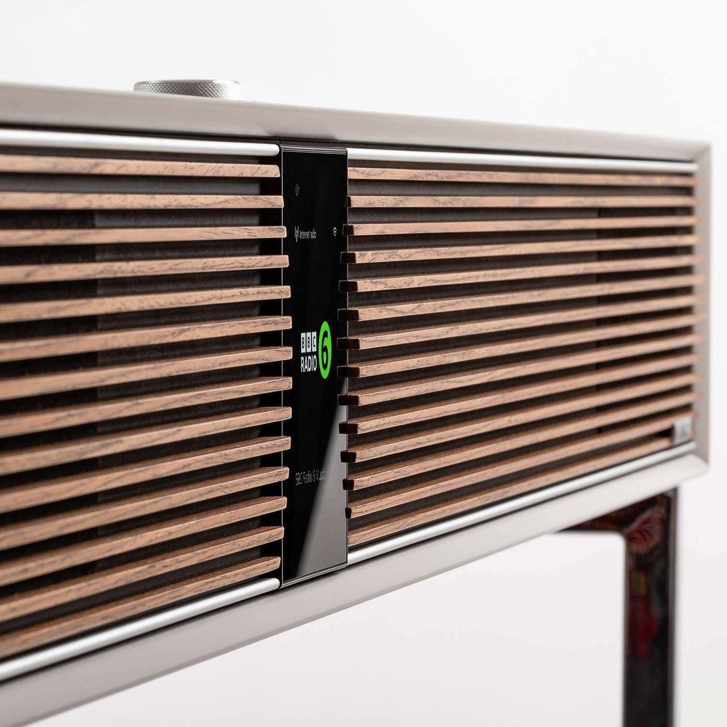 Ruark R810 All-in-One-Musiksystem Hellgrau Detailansicht der Holzlamellen und des Displays