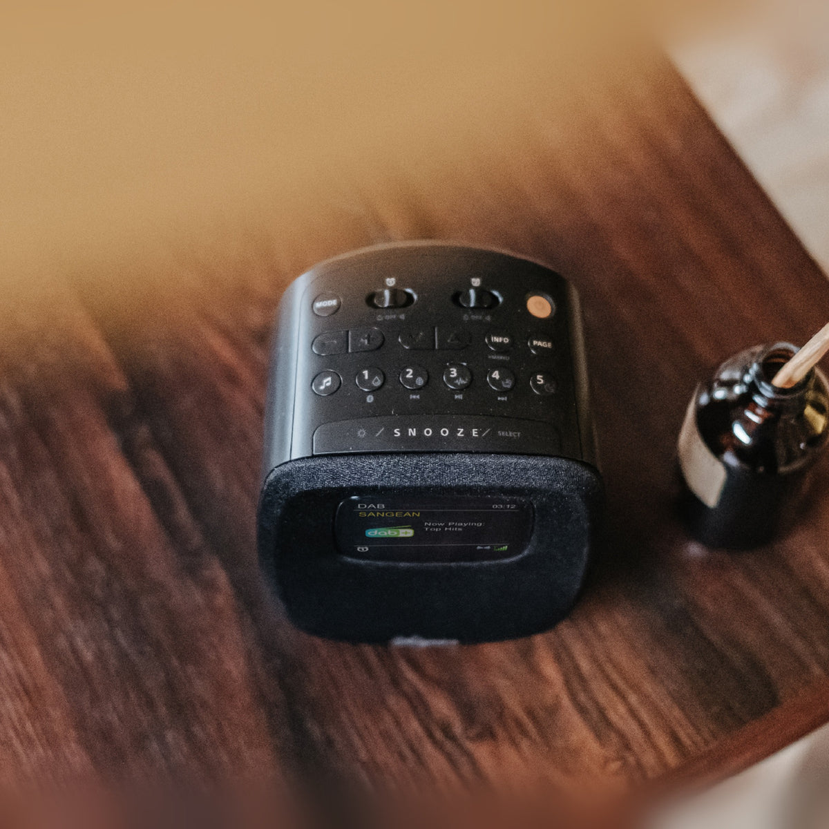 Sangean DCR-83 DAB+ Radiowecker mit Bluetooth, Black, Lifestyle Draufsicht auf Holztisch