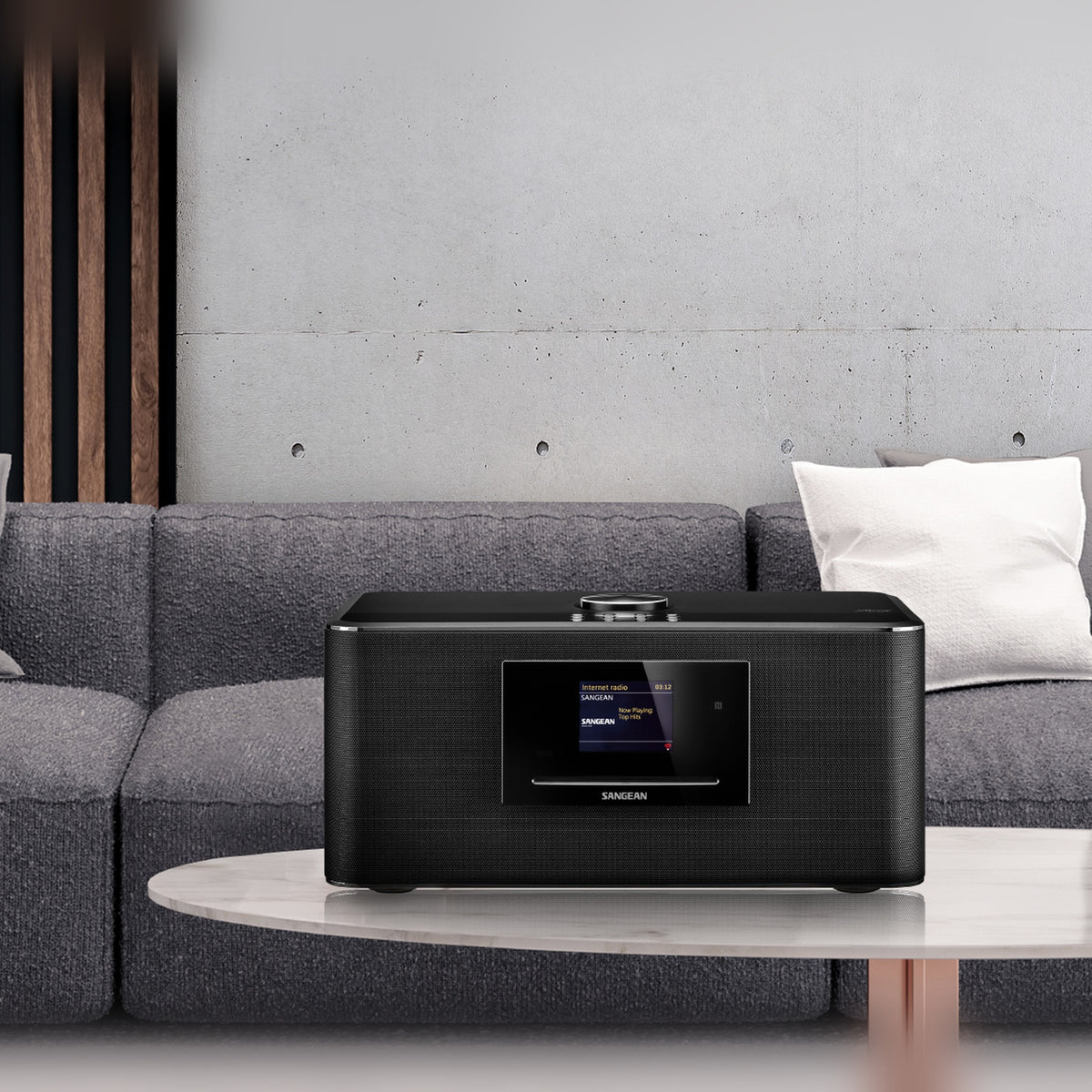 Sangean DDR-75BT Internetradio mit CD & DAB+, Lifestyle auf Wohnzimmertisch vor Sofa