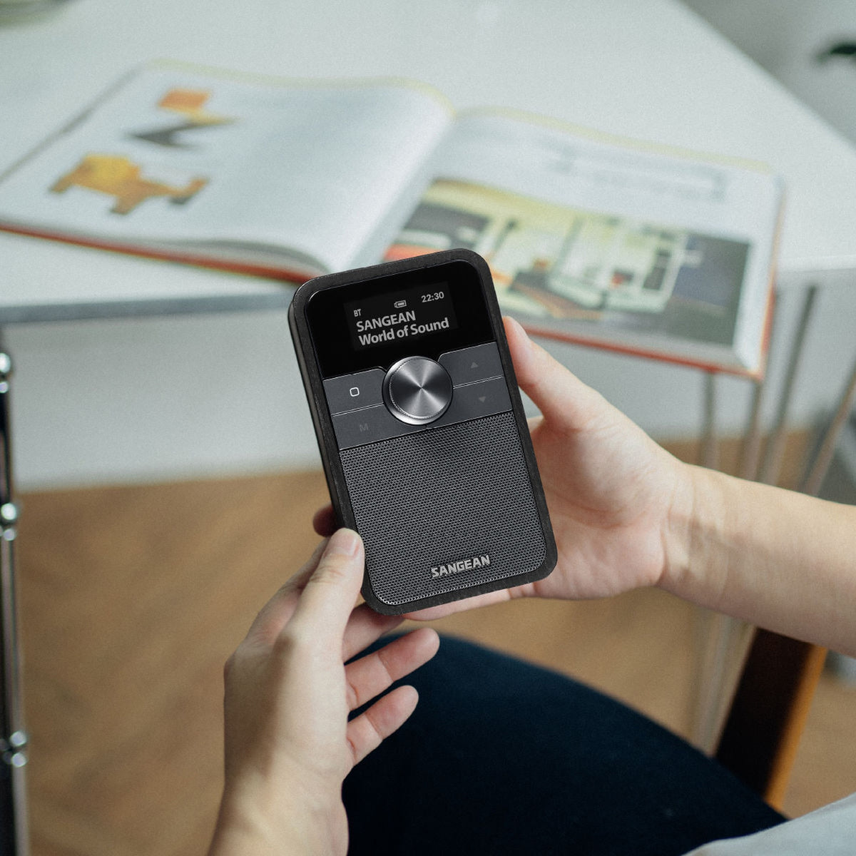 Sangean DDR-8 DAB+ Holzradio Lifestyle, in der Hand gehalten in Midnight Oak