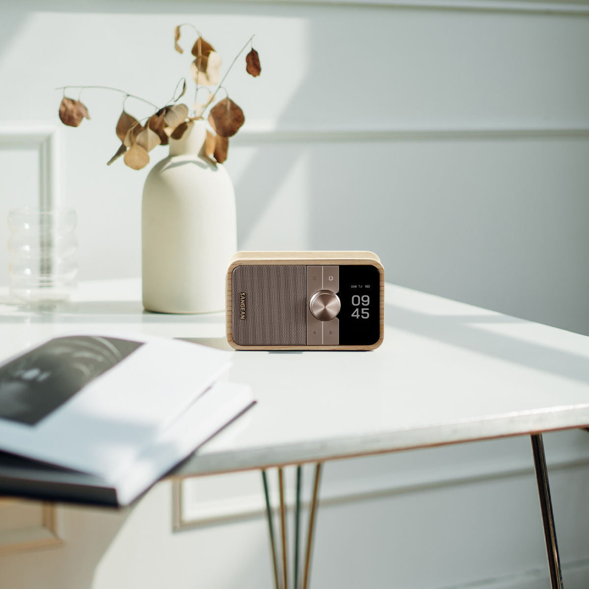 Sangean DDR-8 DAB+ Holzradio Lifestyle, in der Hand gehalten in White Ash