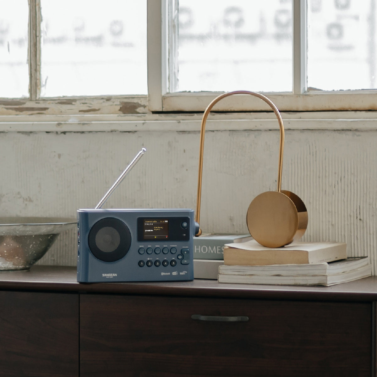 Sangean WFR-28BT Portables Internetradio, Dark Blue, Lifestyle auf Sideboard mit Büchern