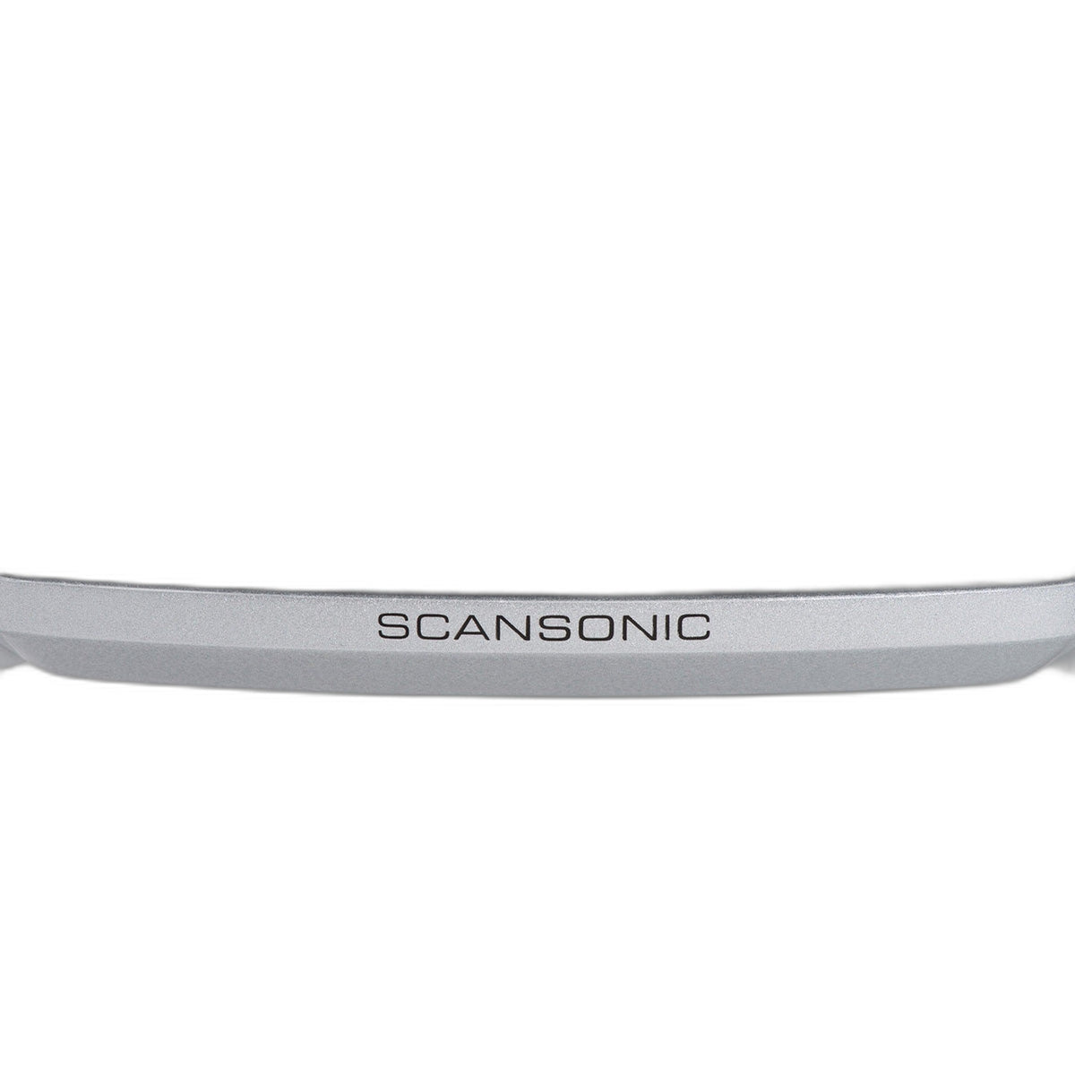 Scansonic HD MB3.5 B Standlautsprecher Detailansicht Carbonschallwand und Aluminiumsockel mit Markenschriftzug