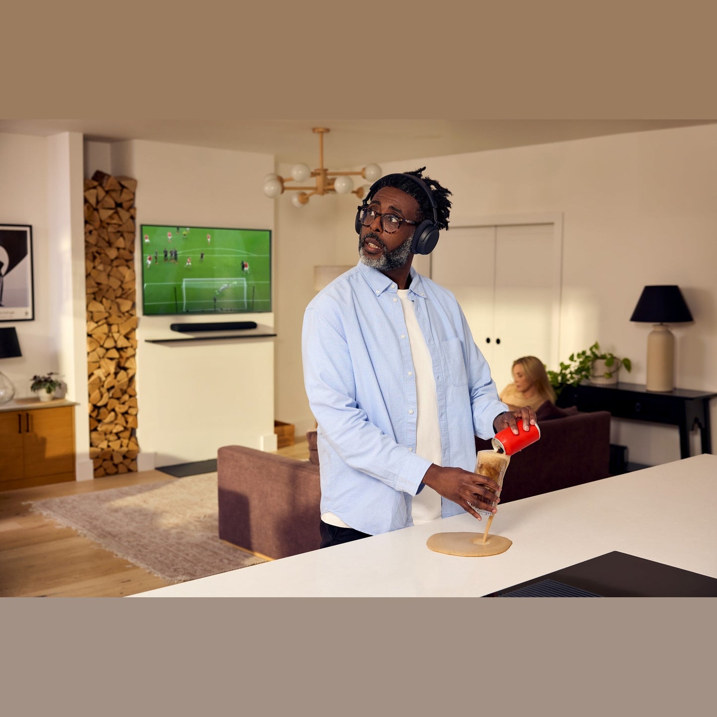 Sennheiser RS 275 TV-Funkkopfhörer-System Lifestyle Kopfhörer im Wohnraum getragen