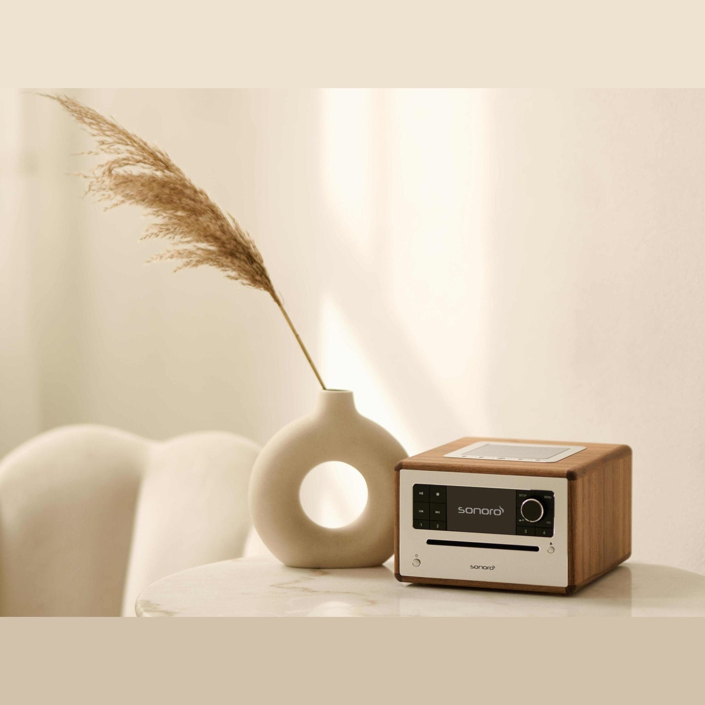 Sonoro Elite Internetradio Lifestyle auf Sideboard mit Vase, Walnuss