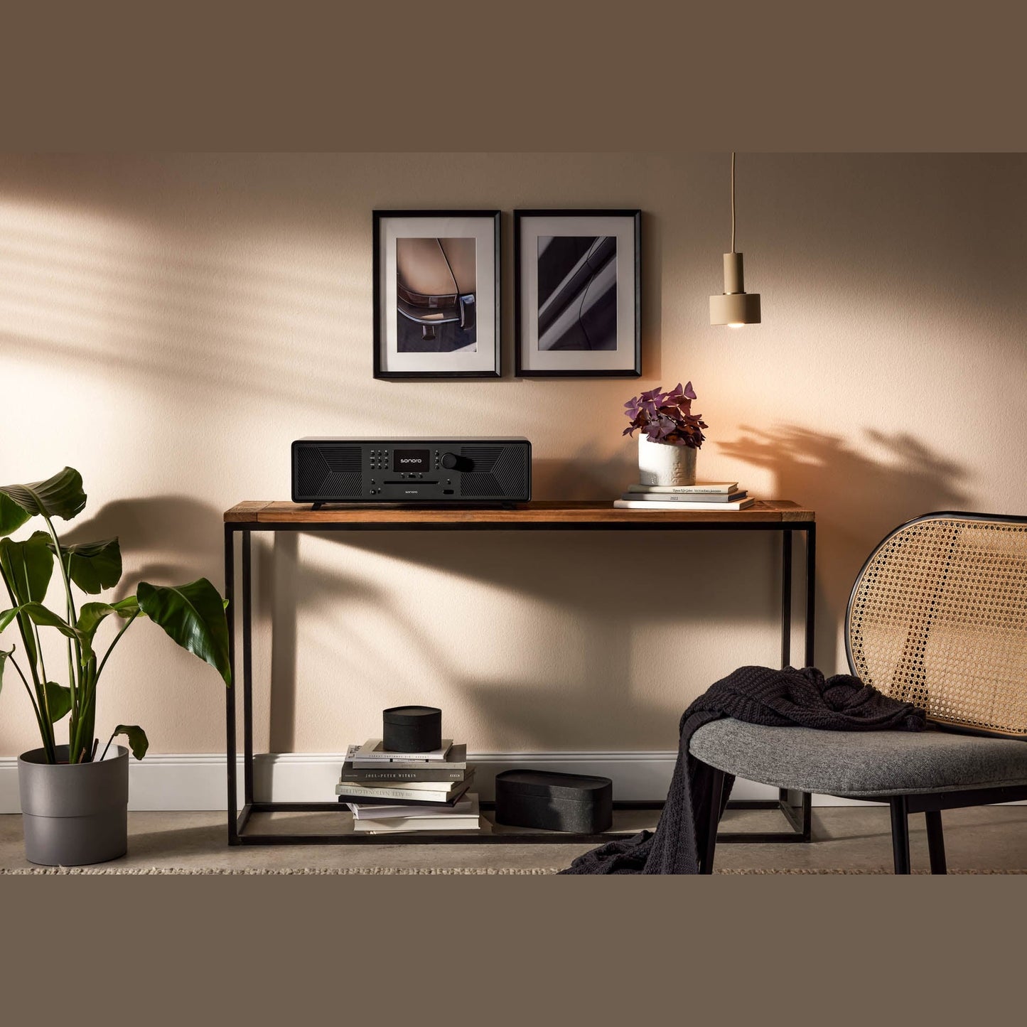 Sonoro Meisterstück Gen.2 All-in-One Lifestyle auf Konsolentisch im Wohnraum, Schwarz matt