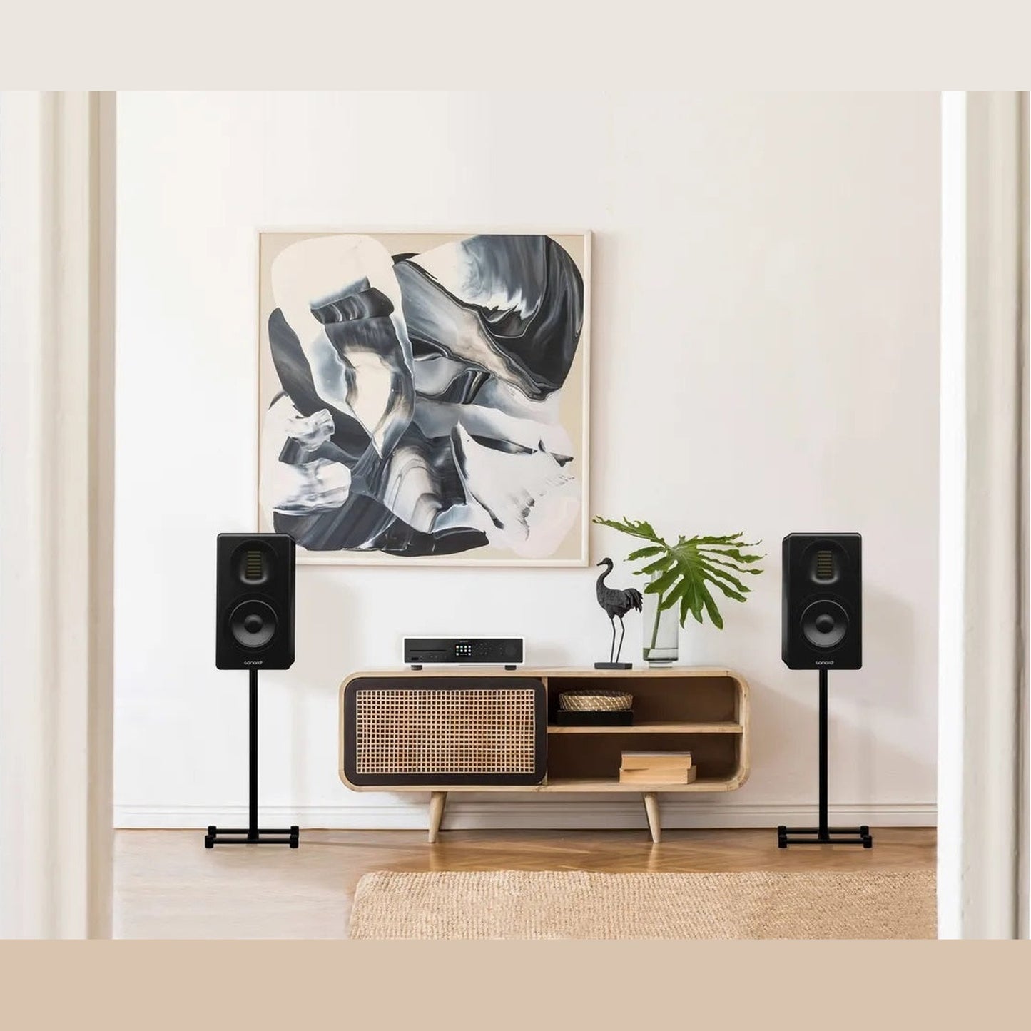 Sonoro Orchestra Gen.2 Regallautsprecher Lifestyle Paar auf Lautsprecherständern im Wohnraum, Schwarz matt