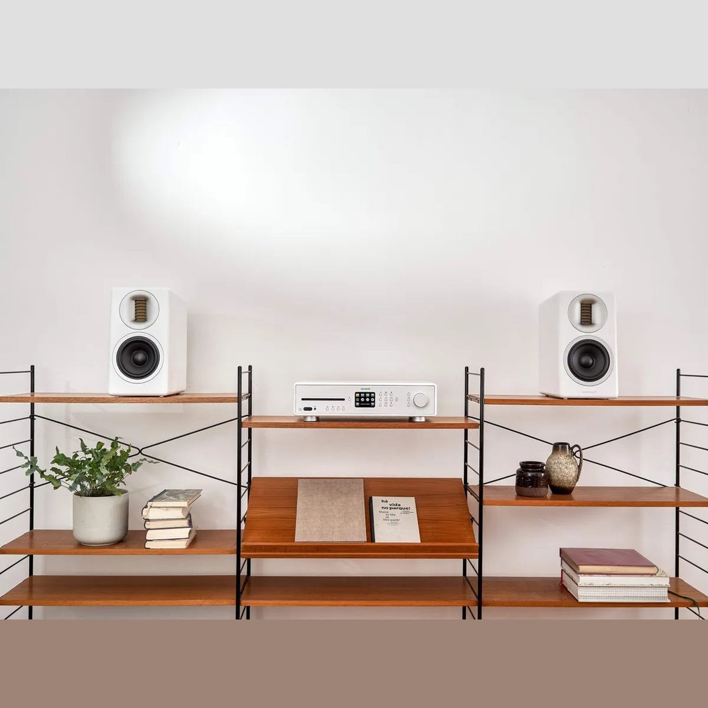 Sonoro Orchestra Gen.2 Regallautsprecher Lifestyle Paar im Regalsystem mit Verstärker, Weiss matt
