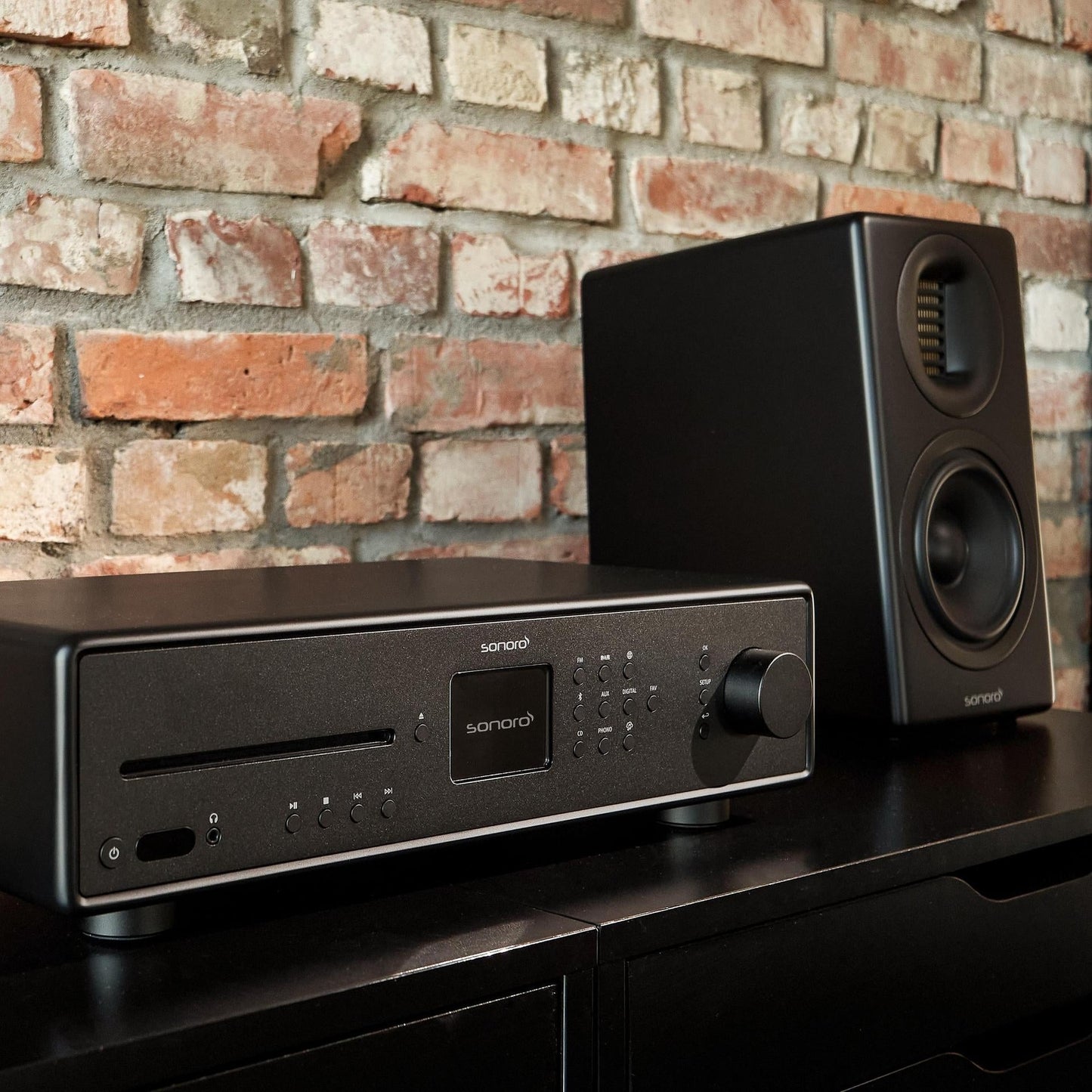 Sonoro Orchestra Slim Regallautsprecher Lifestyle vor Backsteinwand mit CD-Receiver, Schwarz matt