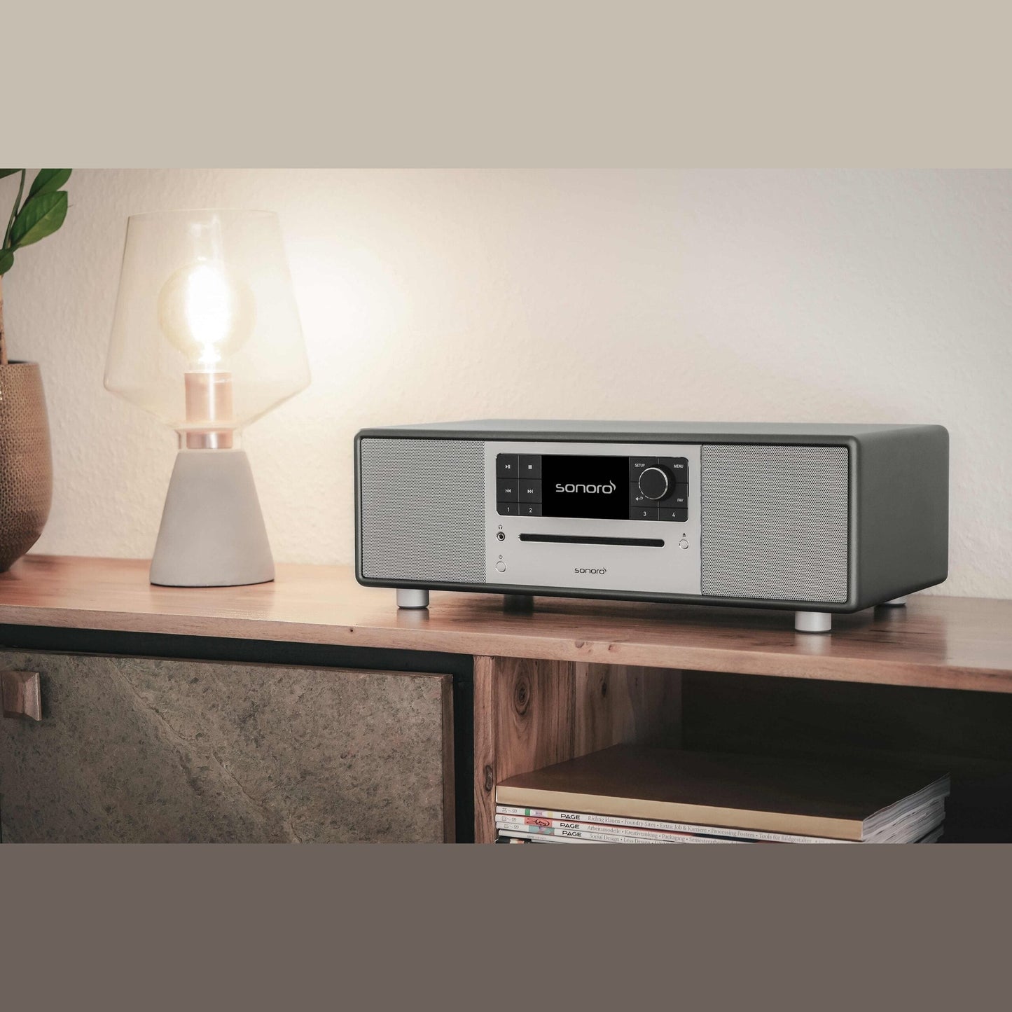 Sonoro Prestige All-in-One Lifestyle auf Holzsideboard mit Tischlampe, Graphit matt