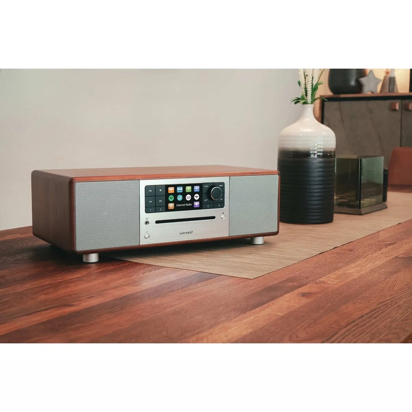 Sonoro Prestige All-in-One Lifestyle auf Holztisch neben Vase, Walnuss