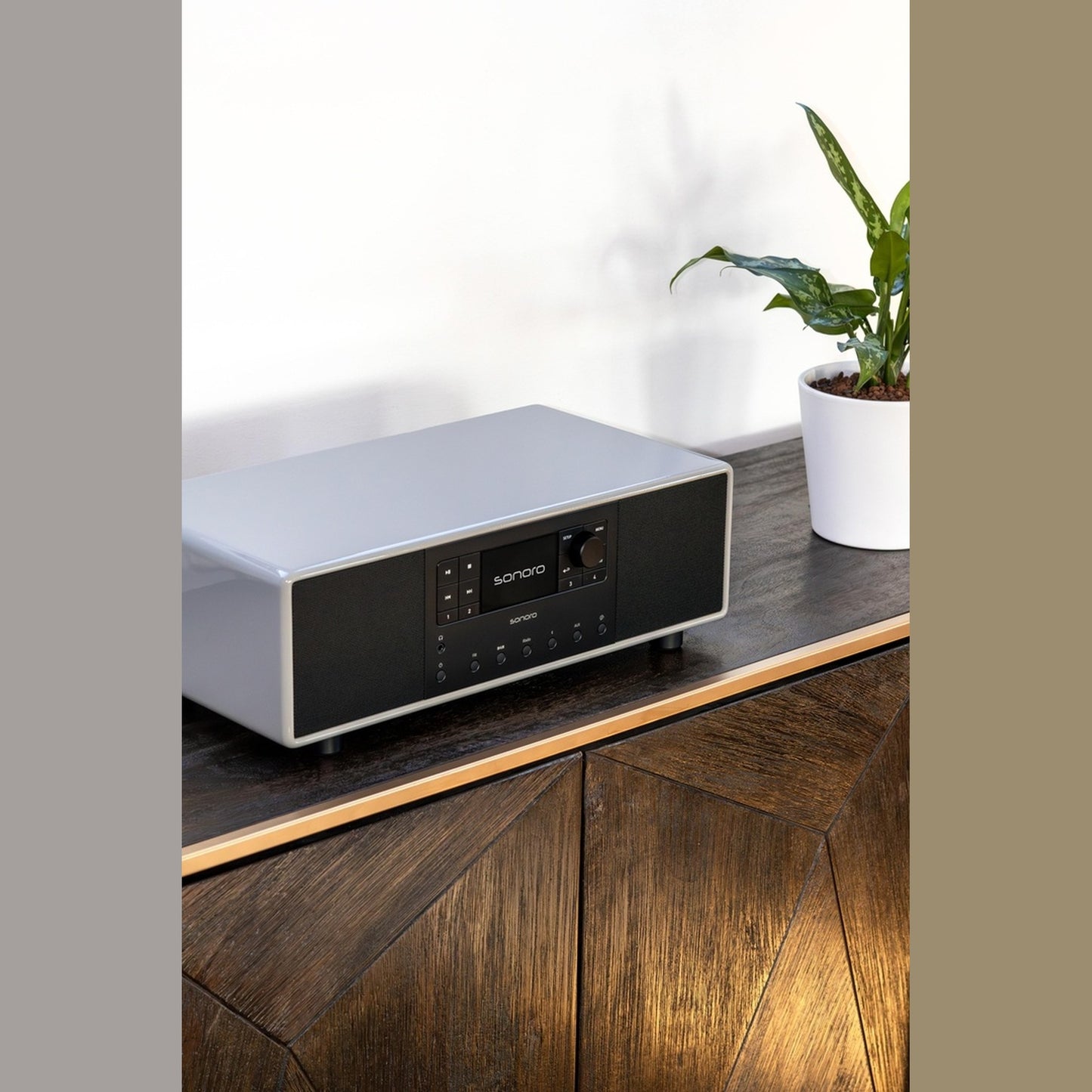 Sonoro Primus Musiksystem Lifestyle auf dunklem Holzsideboard, Chalk Grey