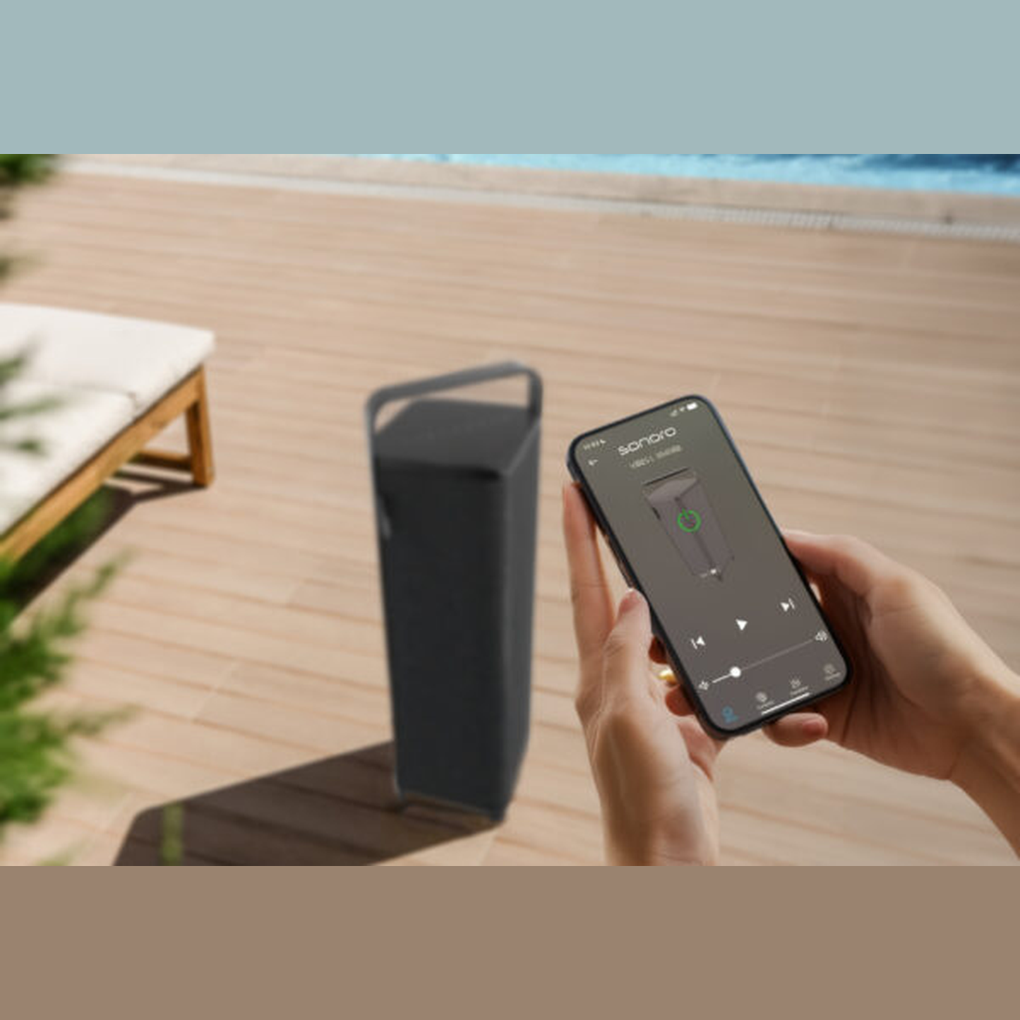 Sonoro Vibes L Bluetooth-Lautsprecher Lifestyle auf Holzterrasse mit Smartphone-App, Schwarz
