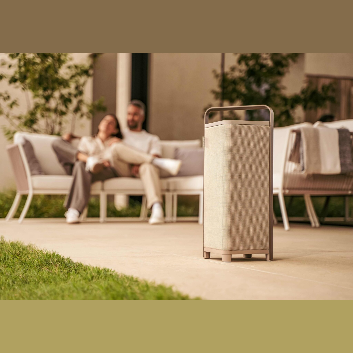 Sonoro Vibes L Bluetooth-Lautsprecher Lifestyle auf Terrasse, Tan