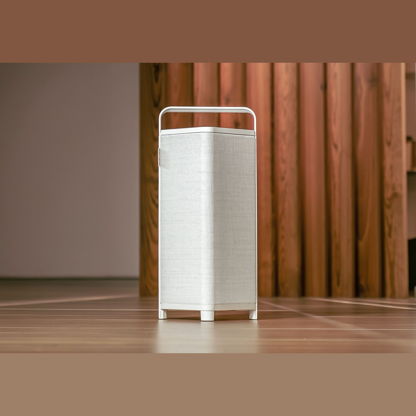 Sonoro Vibes L Bluetooth-Lautsprecher Lifestyle vor Holzlamellenwand, Weiss