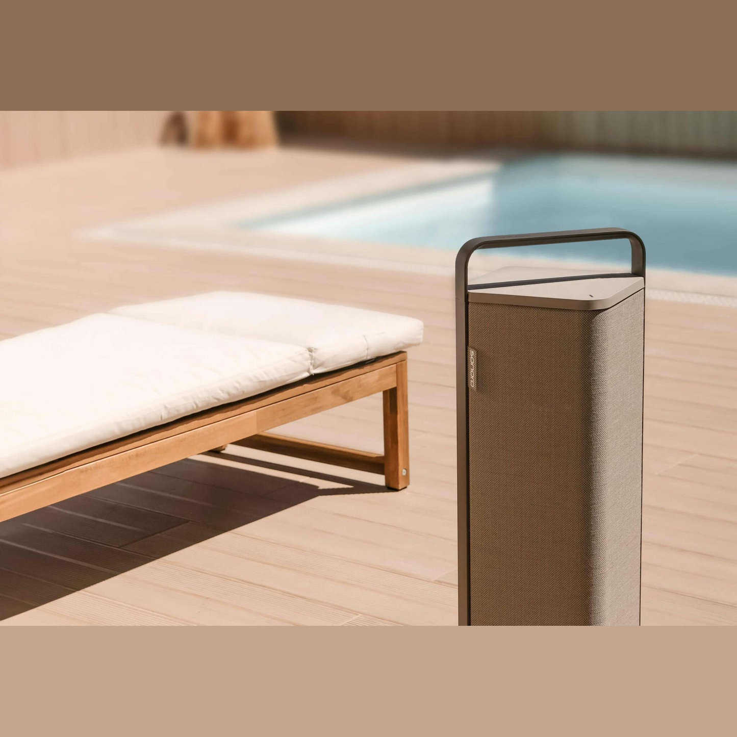 Sonoro Vibes XL Bluetooth-Lautsprecher Lifestyle am Pool, Tan