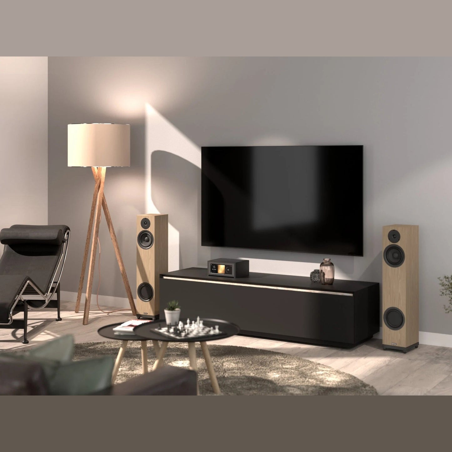 Sonox Q80 Standlautsprecher als Paar in Eiche im Wohnzimmer neben Fernseher und Lowboard