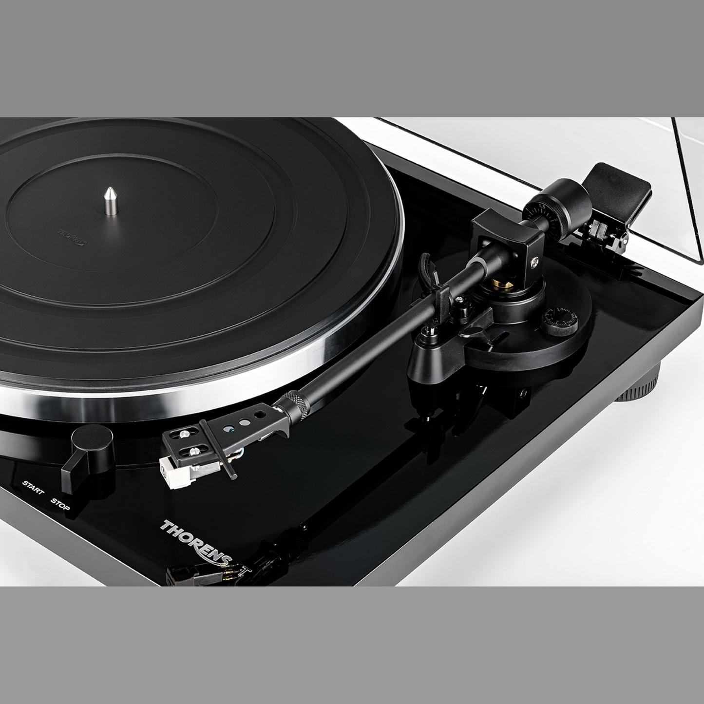 Thorens TD 201 Plattenspieler Schwarz Hochglanz Detailansicht Tonarm mit Headshell und Start-Stop-Hebel