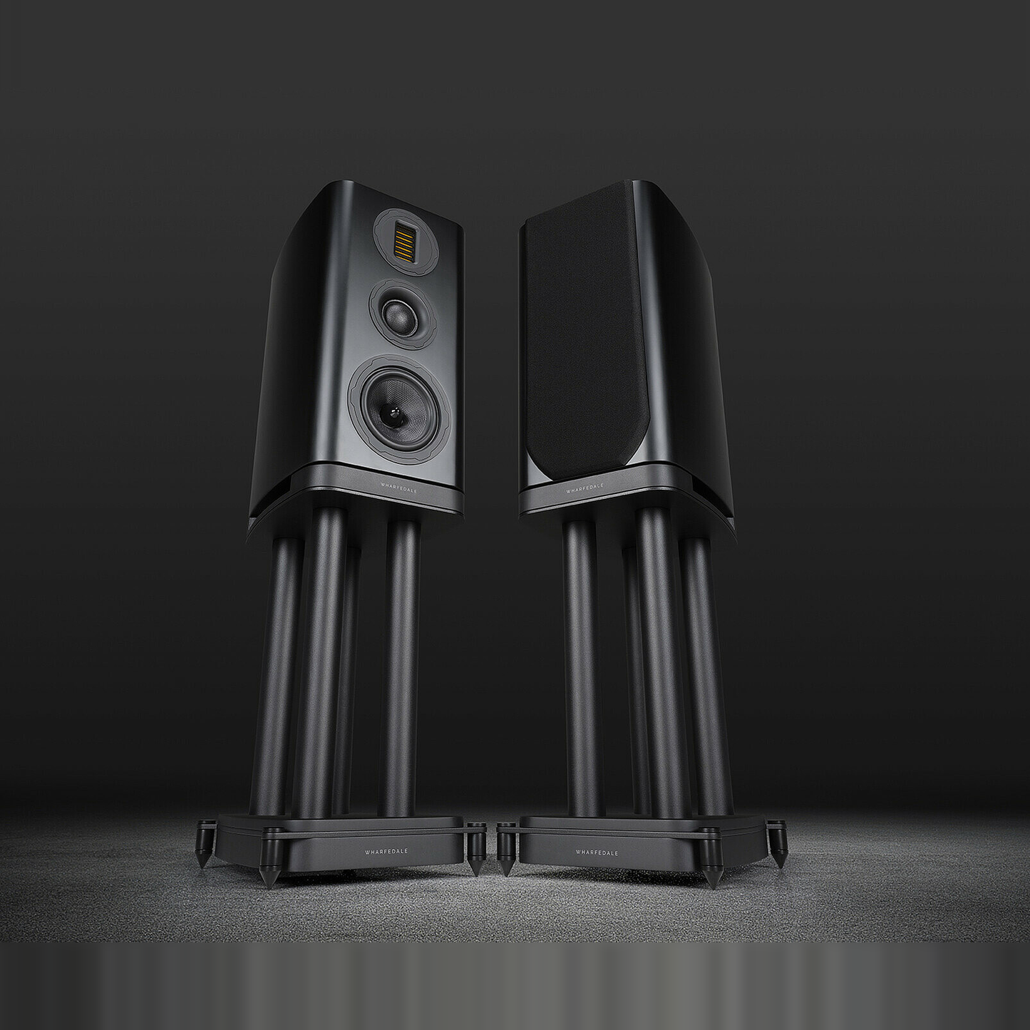 Wharfedale EVO 5.2 Stand Lautsprecher-Ständer Schwarz Lifestyle mit aufgesetzten Regallautsprechern vor dunklem Hintergrund