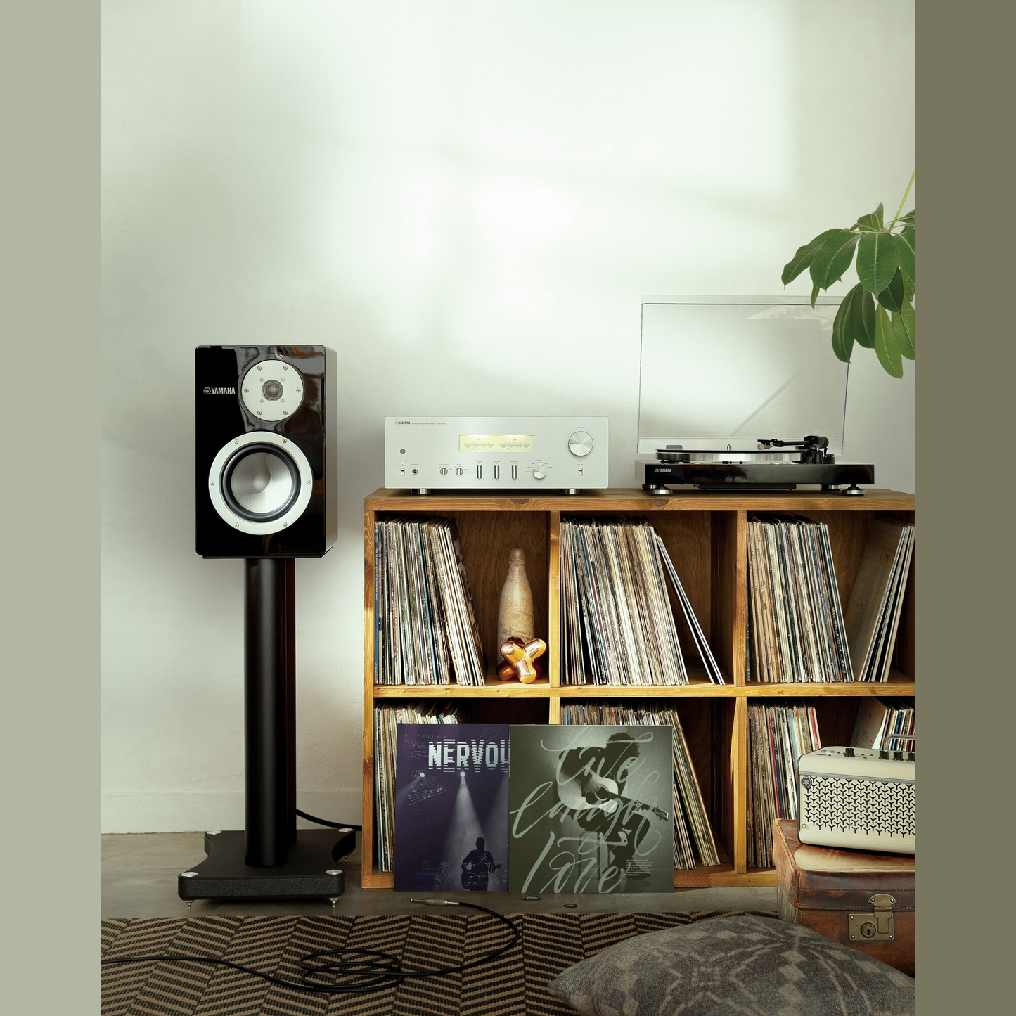 Yamaha A-S1200 High-End-Vollverstärker Silber Lifestyle im Wohnraum mit Plattenspieler und Regallautsprecher
