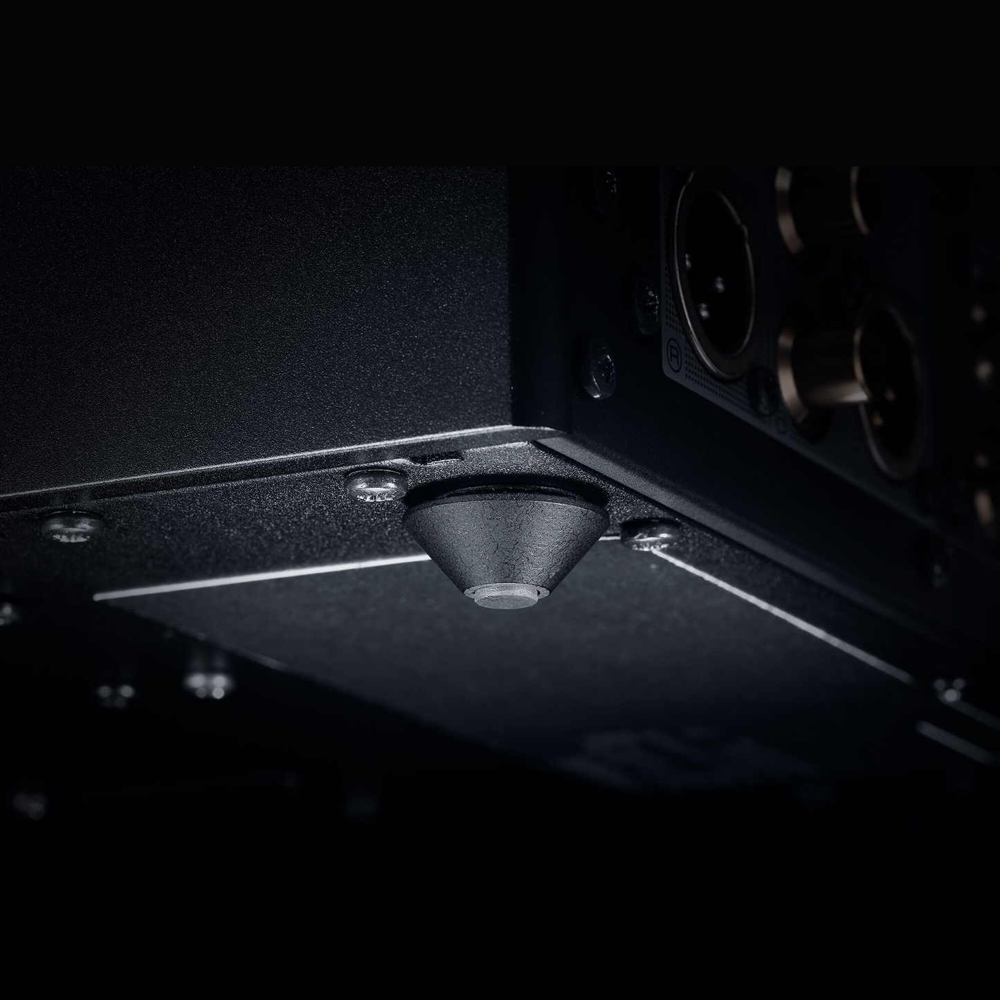 Yamaha HA-L7A Kopfhörerverstärker Detailansicht des massiven Metallfusses am Gehäuseboden