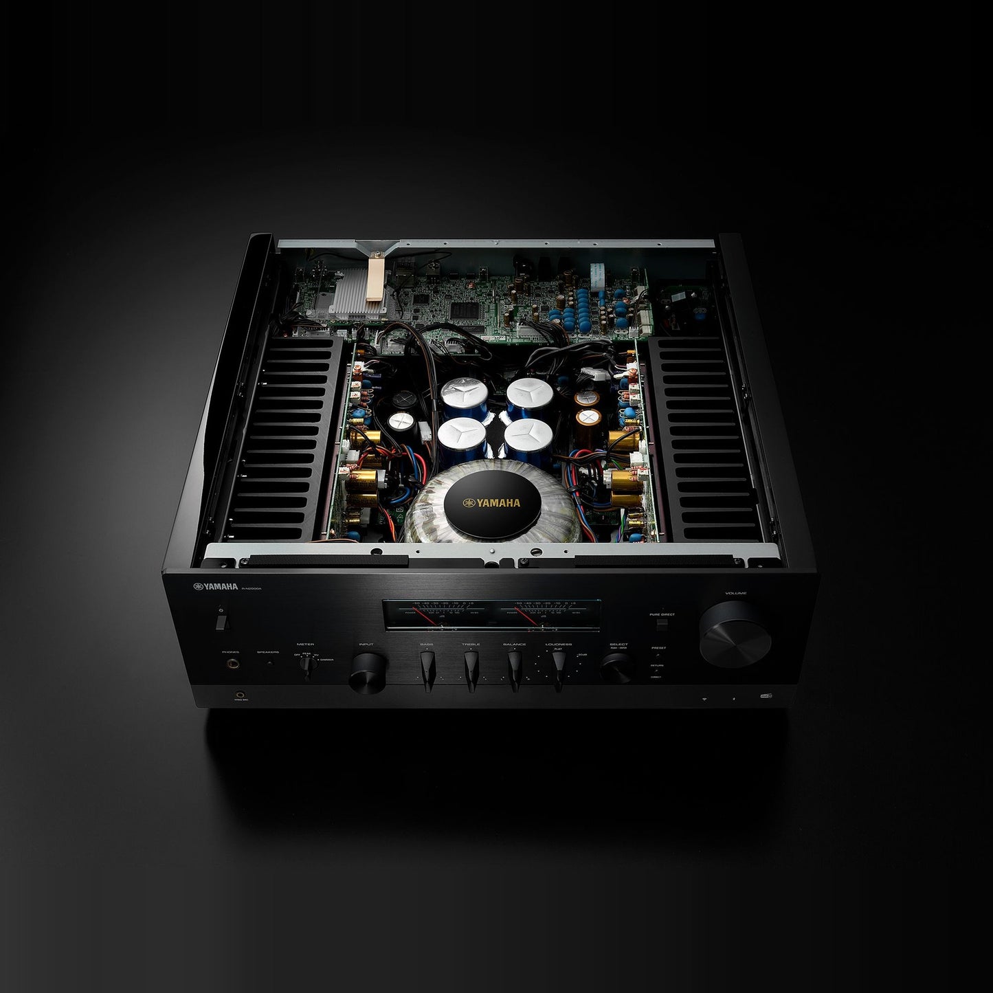 Yamaha R-N2000A Netzwerk-Receiver Innenansicht des geöffneten Gehäuses mit Ringkerntrafo und Platinen