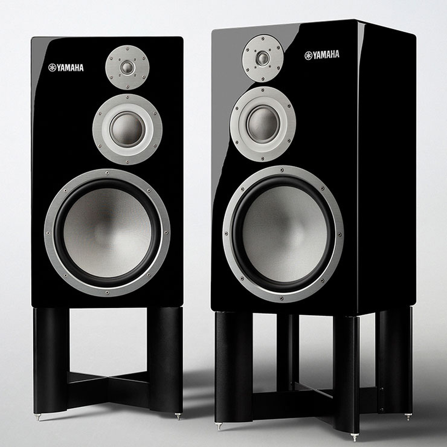 Yamaha SPS-5000 Lautsprecher-Ständer Paar Schrägansicht mit den Regallautsprechern NS-5000