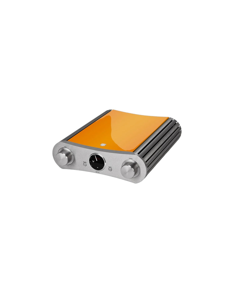 Gato Audio AMP-150 AE Vollverstärker Wunschfarbe Hochglanz Schrägansicht in Orange mit Aluminium-Front