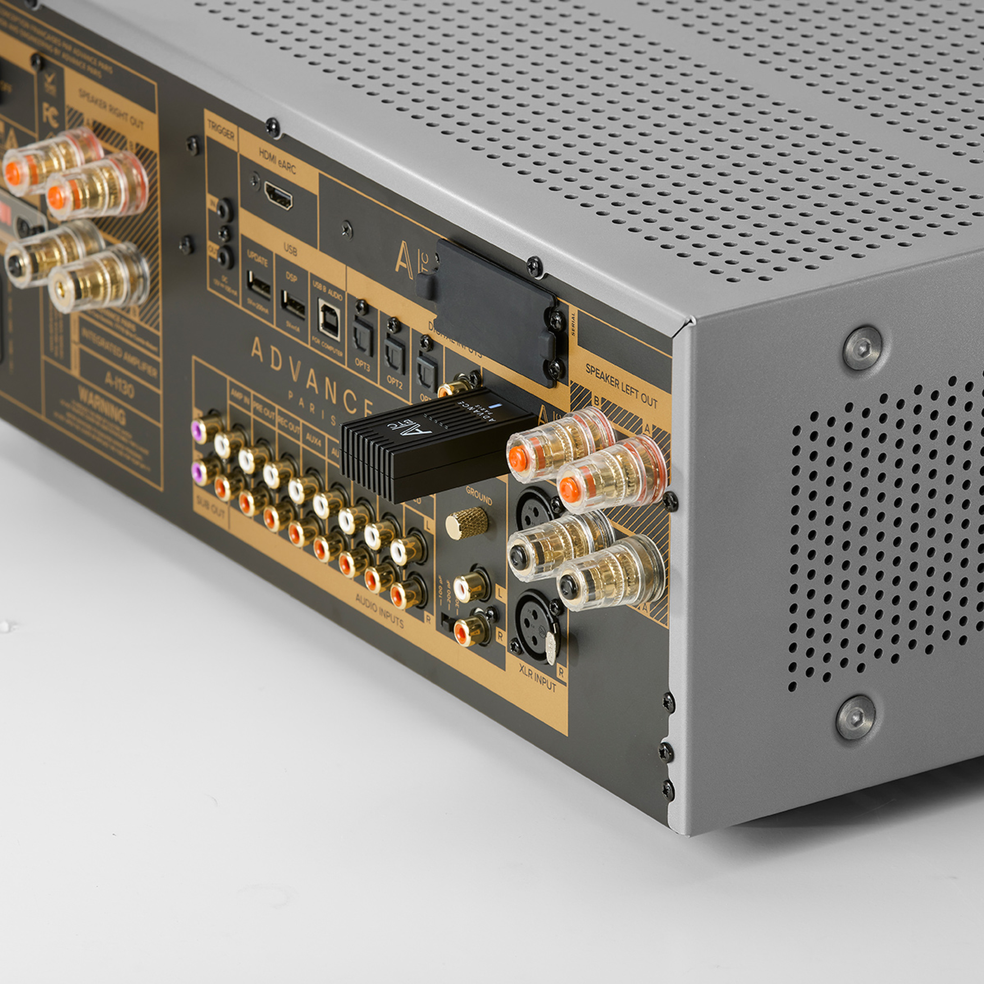 Advance Paris A-BTC Bluetooth-Modul im Steckplatz eines Nova-Verstärkers, Anschlussfeld