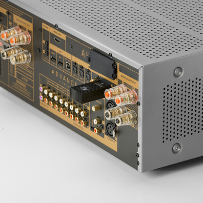 Advance Paris A-BTC Bluetooth-Modul im Steckplatz eines Nova-Verstärkers, Anschlussfeld