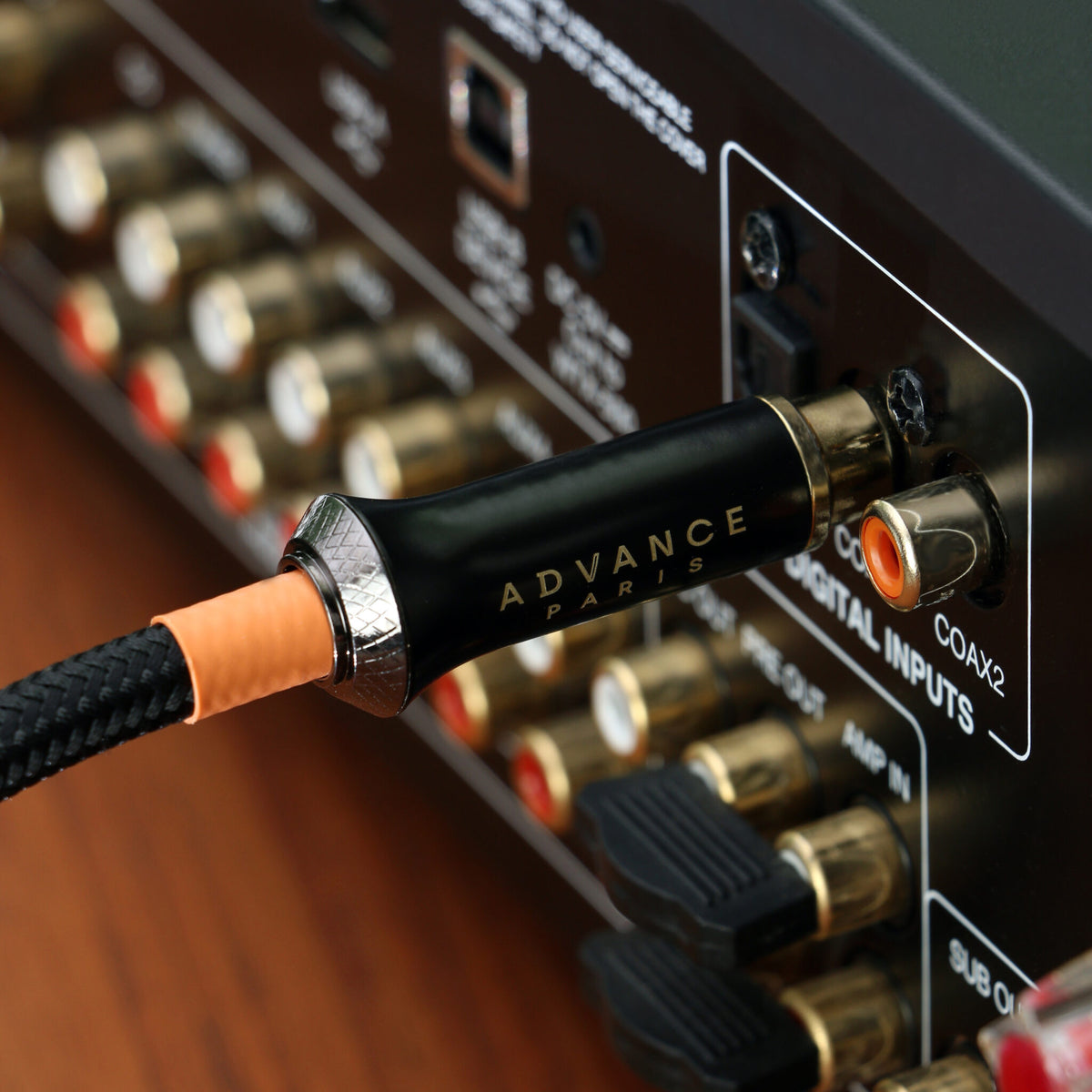 Advance Paris L-Coax1 Digital-Koaxialkabel, 1 m Anwendungsbild am Digitaleingang eines Verstärkers