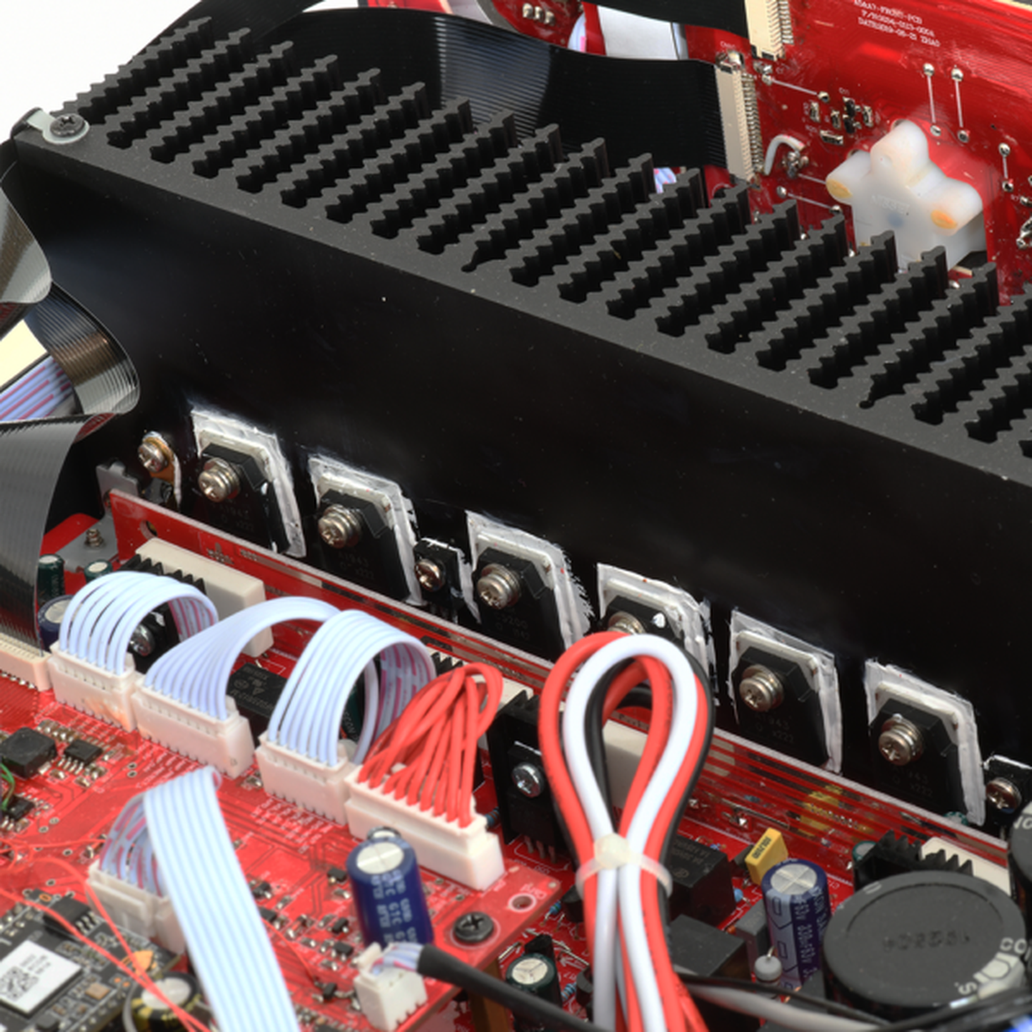 Advance Paris PlayStream A7 Streaming-Verstärker Detailansicht Endstufenplatine mit Kühlkörper