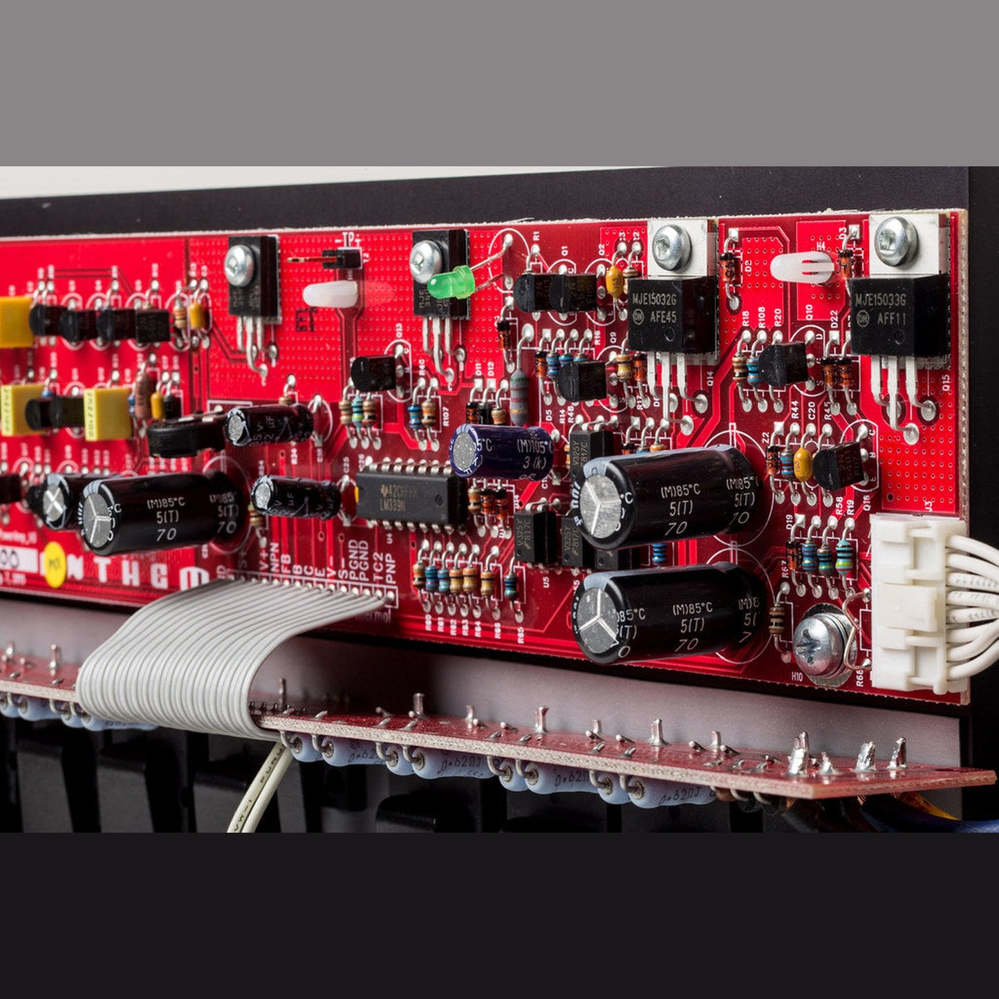 Anthem MCA 525 GEN 2 5-Kanal-Endstufe Detailansicht 2 der Platine mit Kondensatoren und Flachbandkabel