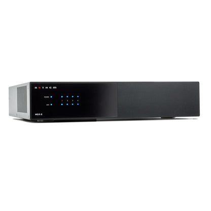 Anthem MDX-8 Multiroom-Endstufe Schrägansicht von vorn rechts mit Rackwinkel und leuchtenden Zonen-LEDs