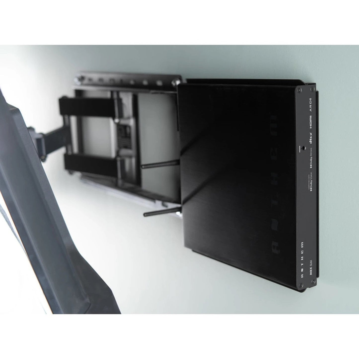 Anthem MRX-SLM AV-Receiver Lifestyle 2 hinter einem wandmontierten Fernseher