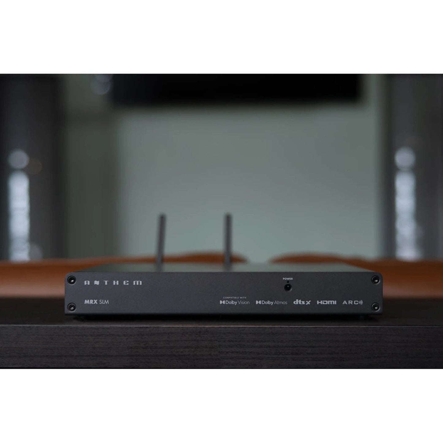Anthem MRX-SLM AV-Receiver Lifestyle auf einem Sideboard im Wohnraum