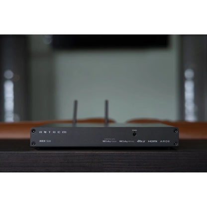 Anthem MRX-SLM AV-Receiver Lifestyle auf einem Sideboard im Wohnraum