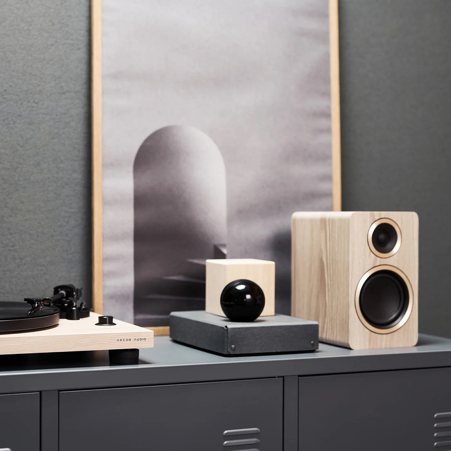 Argon Audio Fenris A4 Aktivlautsprecher Esche Lifestyle auf Sideboard mit Plattenspieler