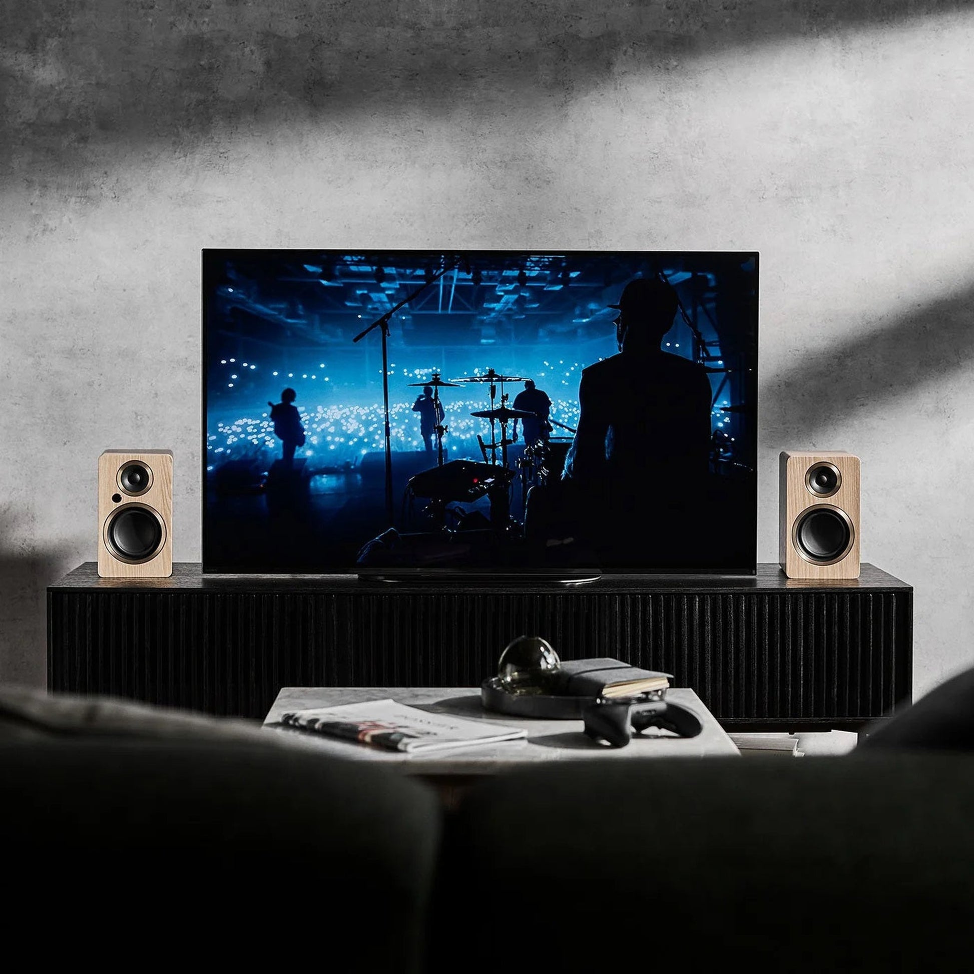 Argon Audio Fenris A4 Aktivlautsprecher Esche Lifestyle als Stereopaar am Fernseher