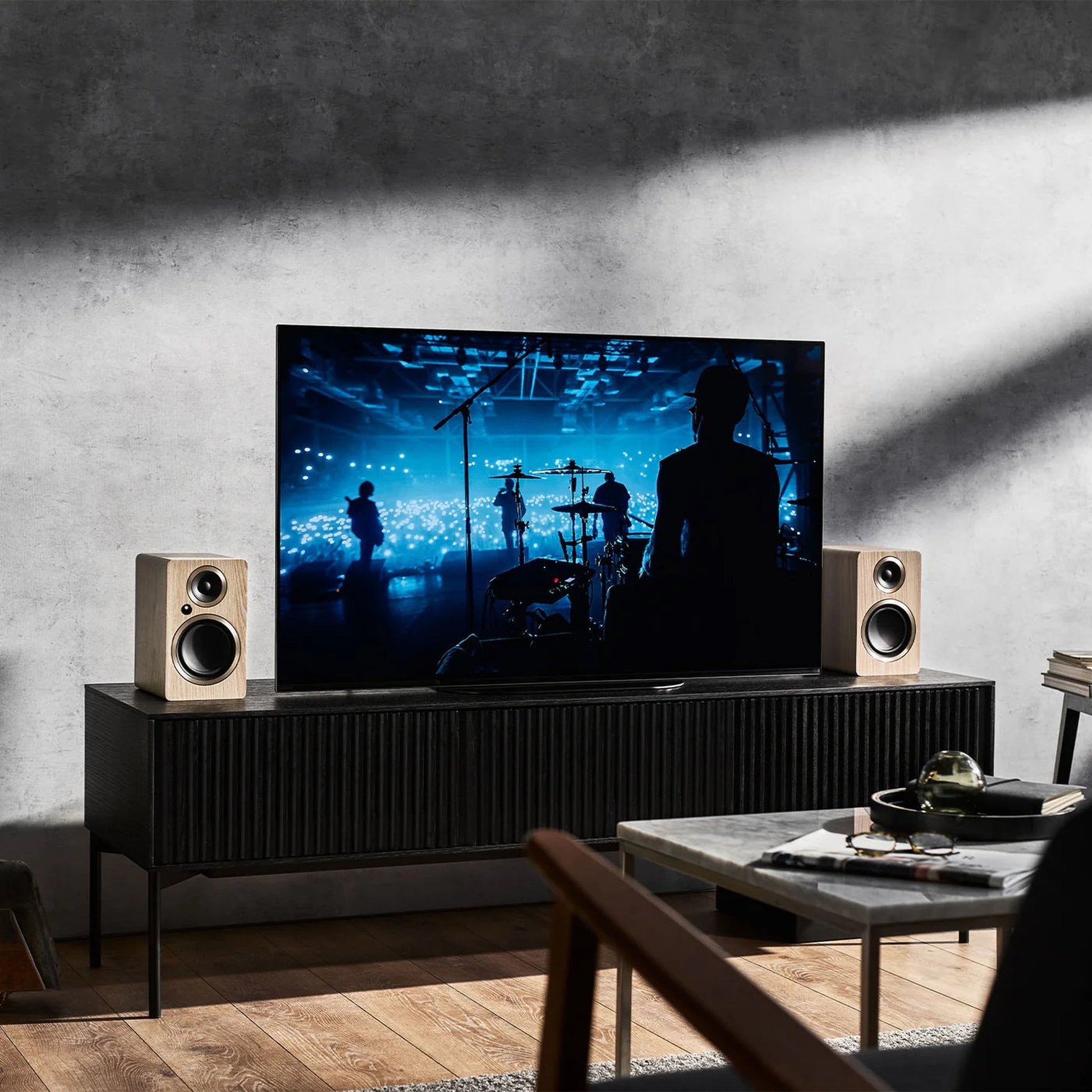 Argon Audio Fenris A4 Aktivlautsprecher Esche Lifestyle im Wohnzimmer am Fernseher
