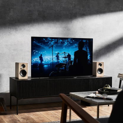 Argon Audio Fenris A4 Aktivlautsprecher Esche Lifestyle im Wohnzimmer am Fernseher