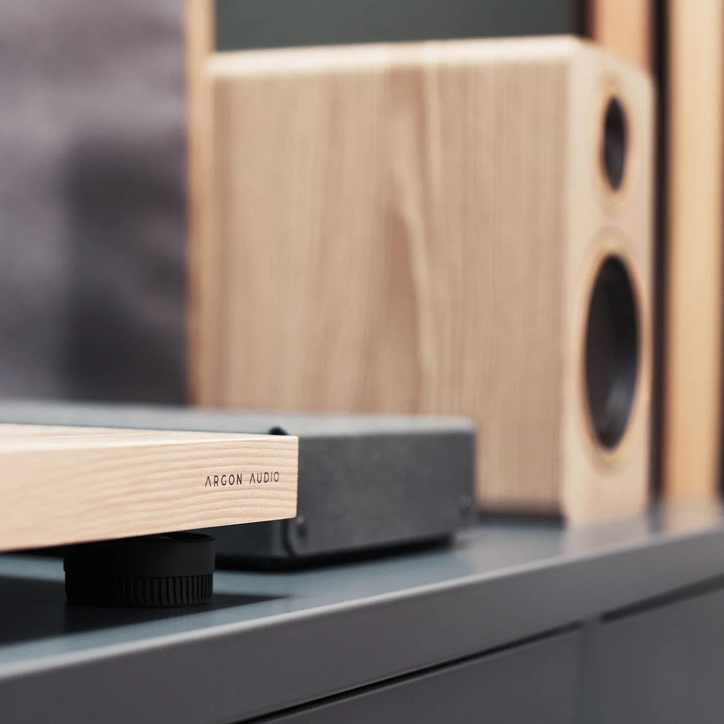 Argon Audio Fenris A4 Aktivlautsprecher Esche Lifestyle auf TV-Möbel neben Soundbar