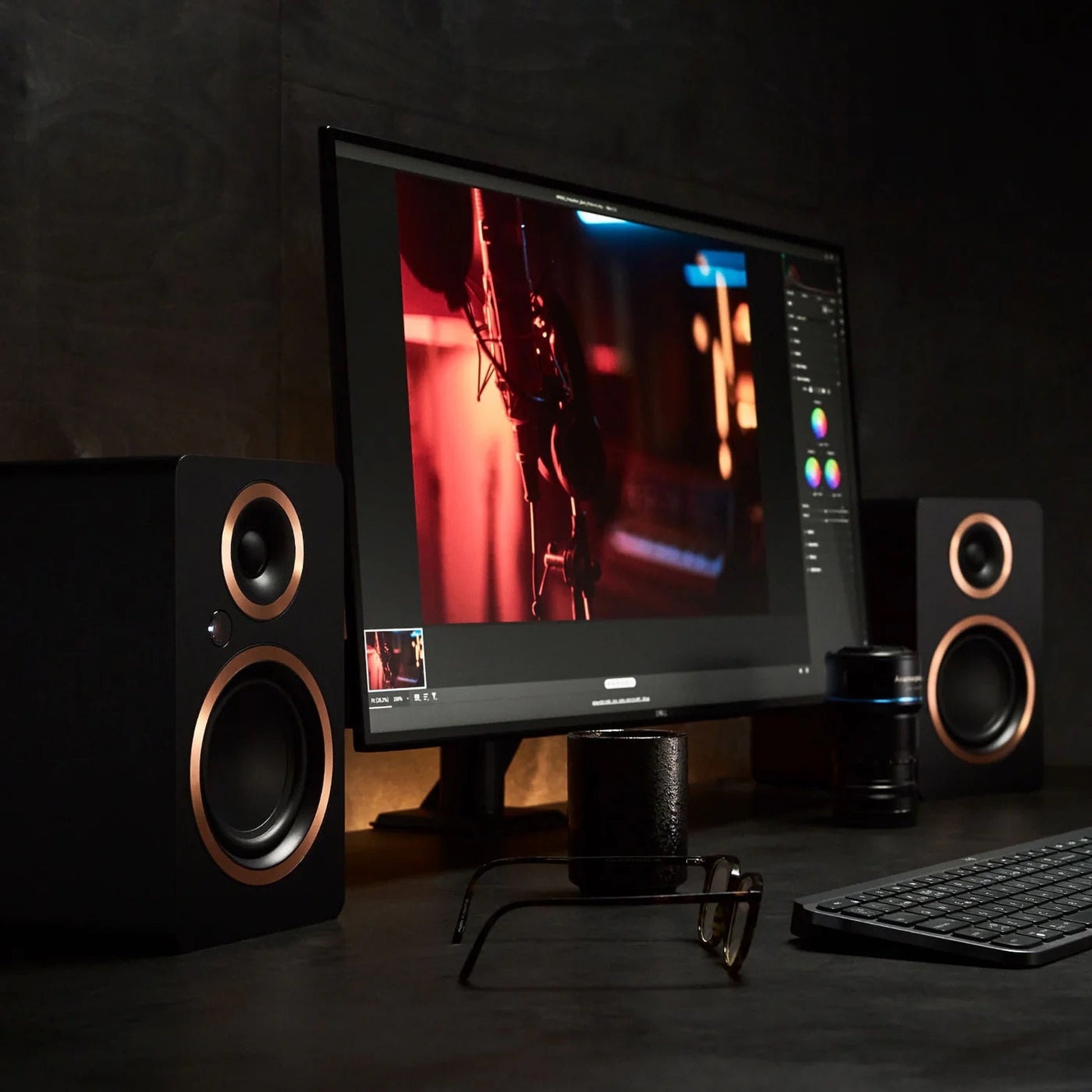 Argon Audio Fenris A4 Aktivlautsprecher schwarz Lifestyle am Schreibtisch neben Monitor