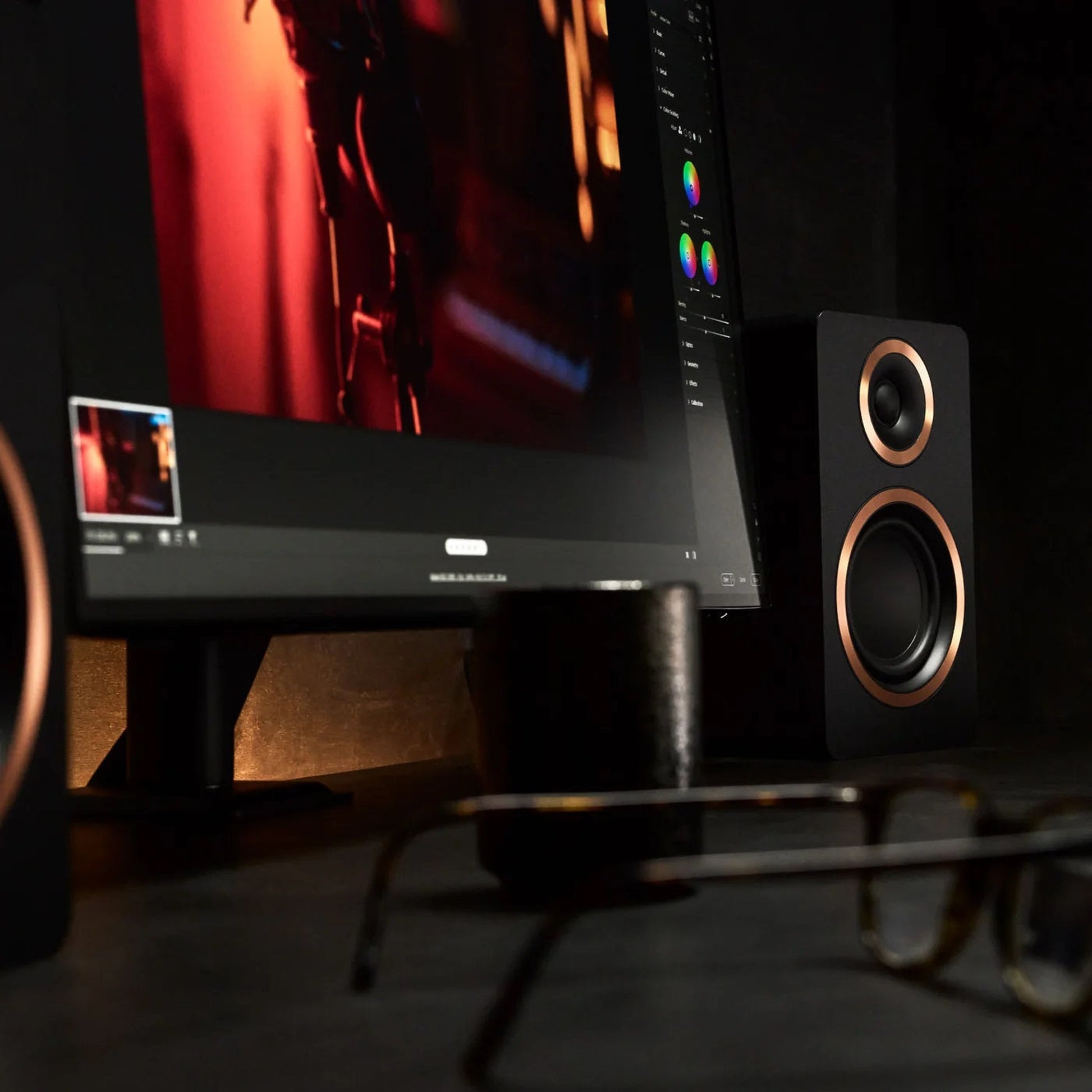 Argon Audio Fenris A4 Aktivlautsprecher schwarz Lifestyle Detailaufnahme am Arbeitsplatz