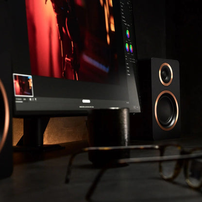 Argon Audio Fenris A4 Aktivlautsprecher schwarz Lifestyle Detailaufnahme am Arbeitsplatz