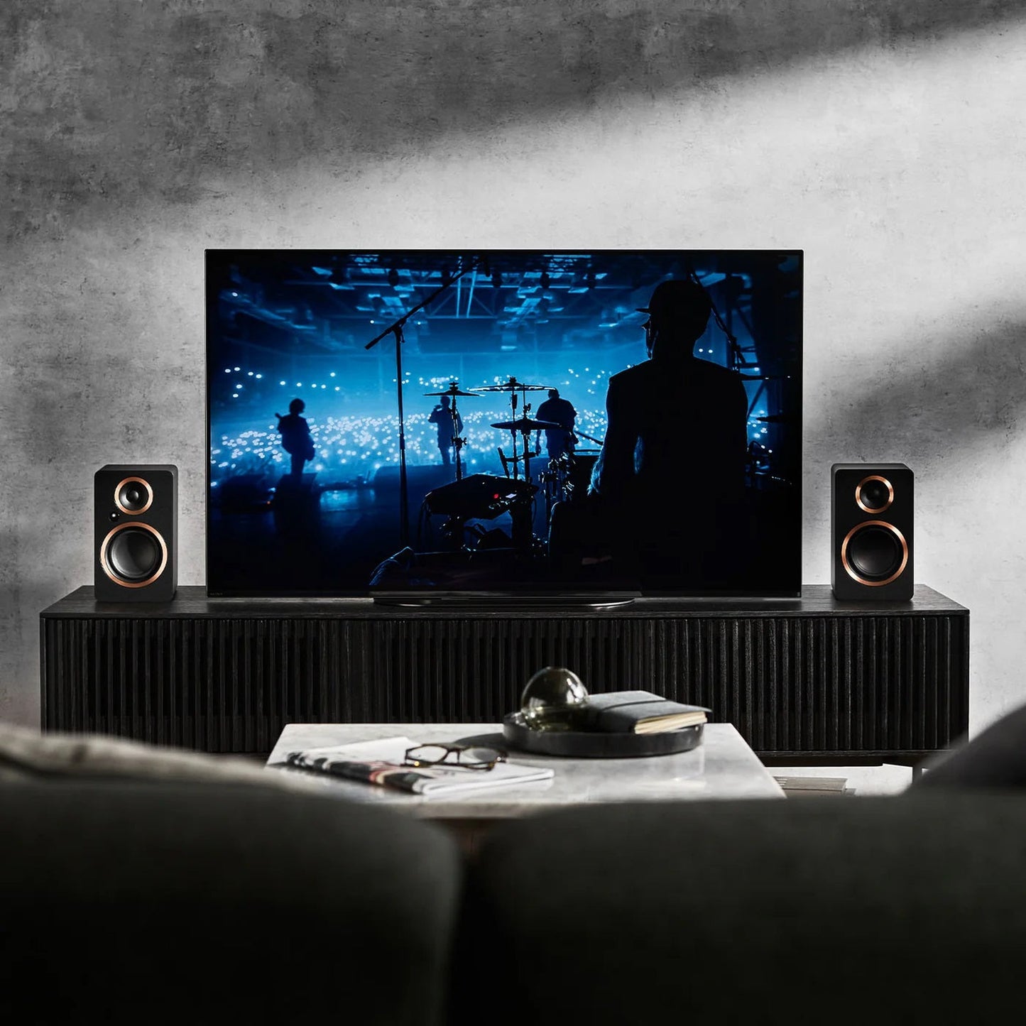 Argon Audio Fenris A4 Aktivlautsprecher schwarz Lifestyle als Stereopaar am Fernseher